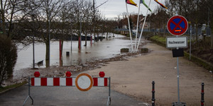 Sperrung von Uferwegen auf Grund des Rheinhochwassers