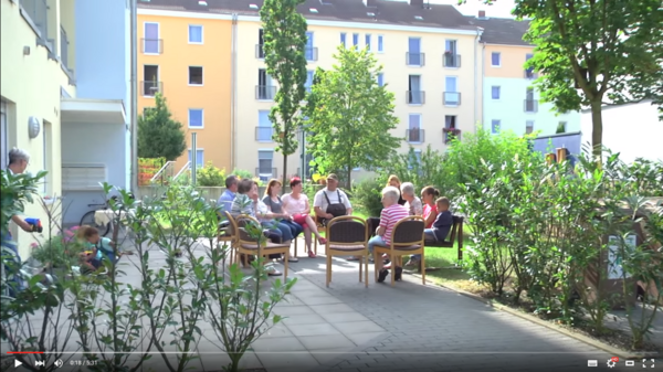 Startbild Video - Bewohner im Garten