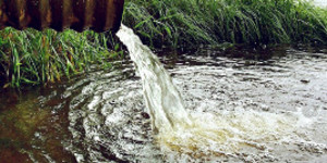 Abwasser fließt aus einem Rohr