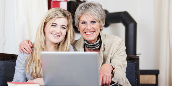 Frau mit Tochter vor einem Laptop