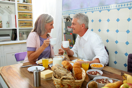 Personen beim Frühstück