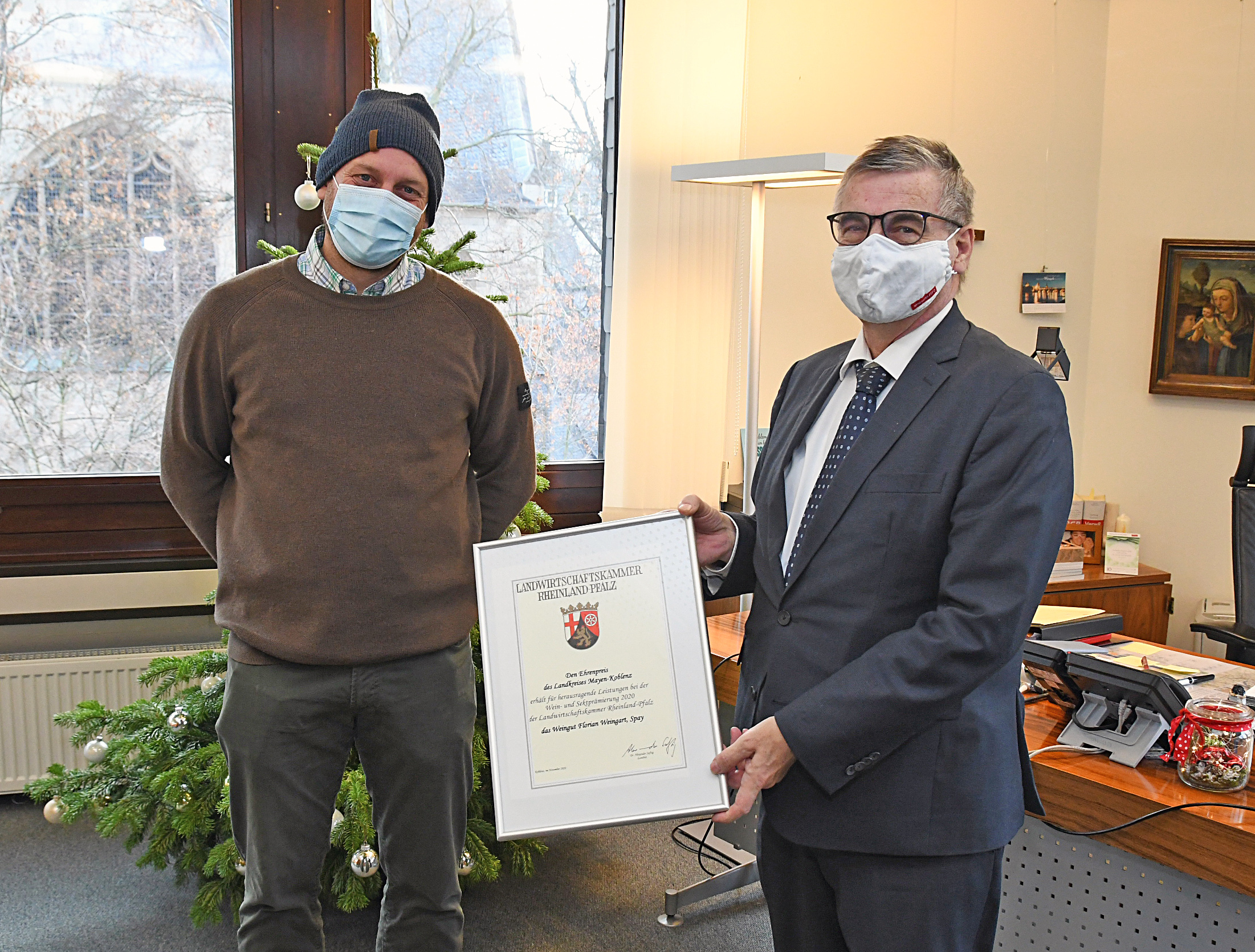 Florian Weingart aus Spay erhält den Ehrenpreis von Landrat Dr. Alexander Saftig.