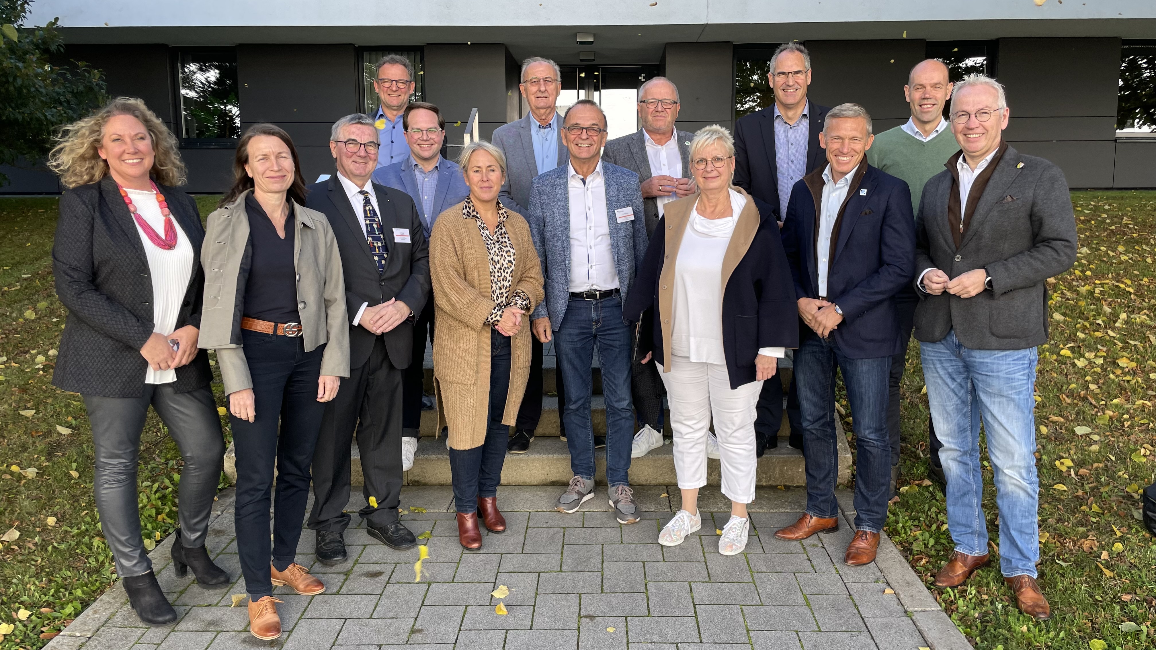 Gemeinsam mit weiteren Verwaltungschefs aus Rheinland-Pfalz nahmen Landrat Dr. Alexander Saftig (3.v.l.) und der Erste Kreisbeigeordnete Pascal Badziong (5.v.l.) am Kongress rund um Katastrophenhilfe in Bad Neuenahr-Ahrweiler teil.