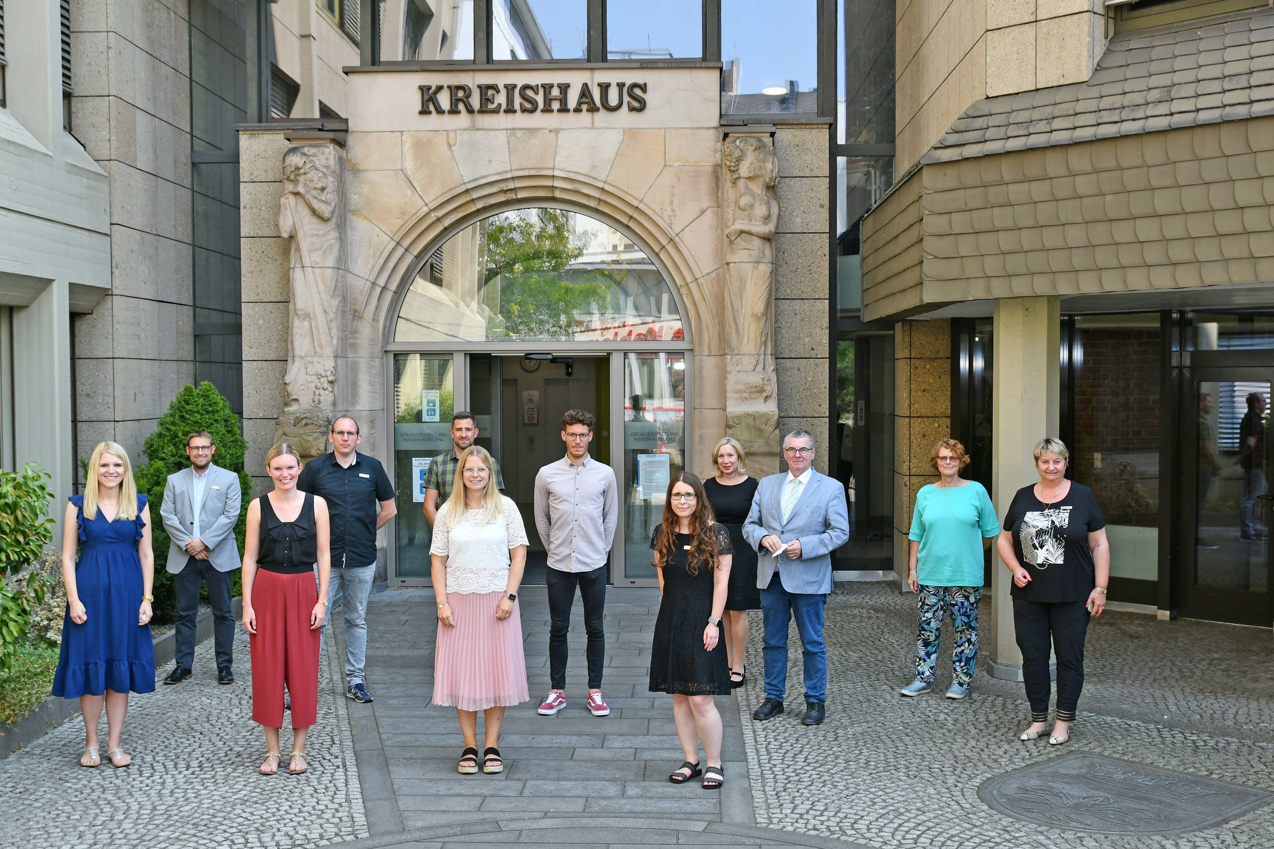 Landrat Dr. Alexander Saftig (3.v.r.) freute sich gemeinsam mit Büroleiterin Petra Kretzschmann, Personalratsvorsitzenden Heike Breitbach und Personalentwicklerin Dorothee Weis (v.r.n.l.) über die neun erfolgreichen Absolventen des Personalentwicklungsprogramms für „junge Sachbearbeiter“: (v.l.n.r.): Meike Koch, Peter Klöckner, Anna-Clara Klimowski, Daniel Lang, Lisa Krayer, Julian Weber, Daniel Hein und Julia Graf