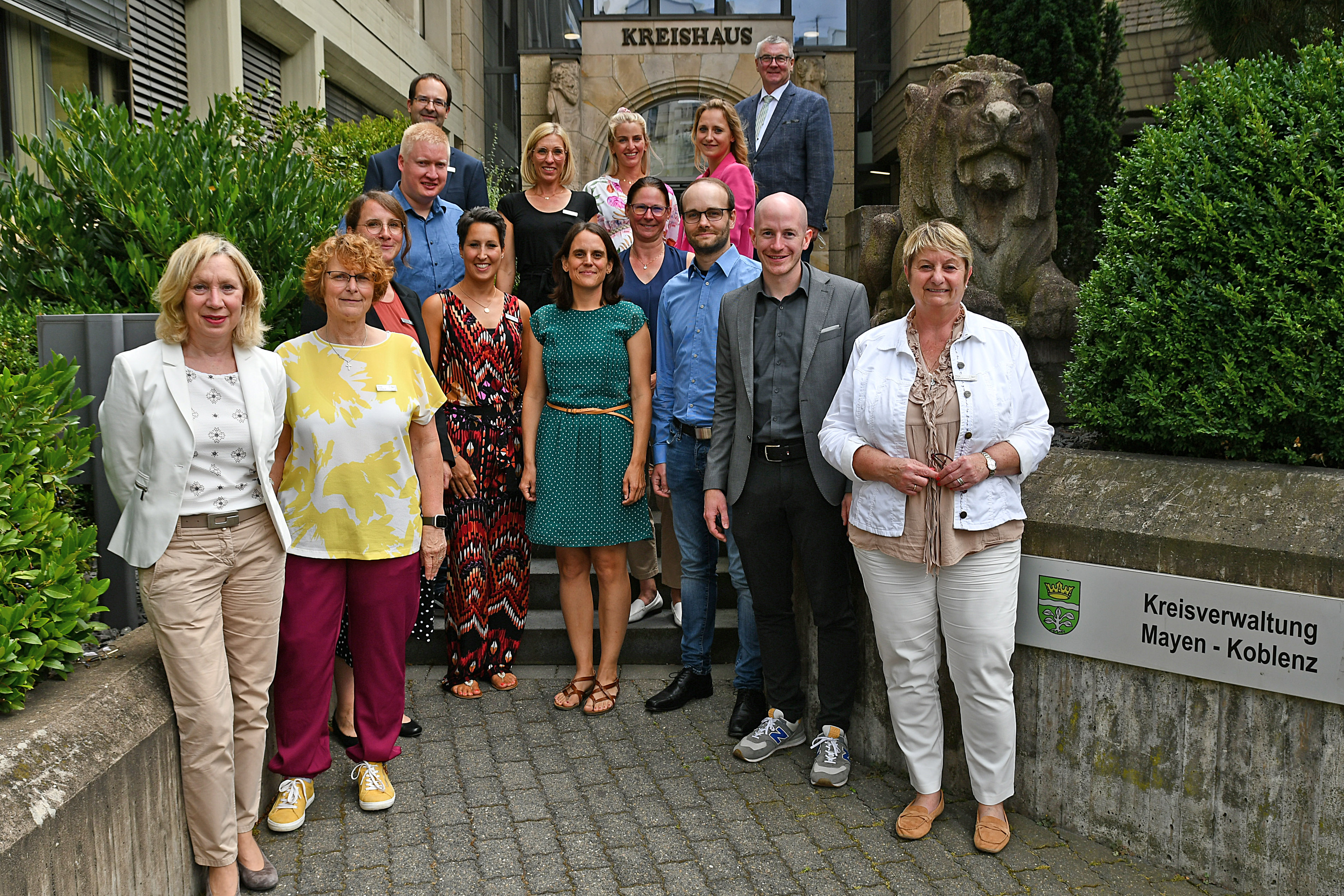 Landrat Dr. Alexander Saftig (oben rechts) ist stolz auf seinen zukünftigen Führungsnachwuchs: Carolin Sachs, Eva Friederichs, Tina Kock, Lukas Hollmann, Ingo Auer (2. Reihe v.l.n.r.) Martin Schmitt, Stefan Heftrich, Nina Baierl, Christina Auer und Nicole Bähner (3. Reihe v.l.n.r.).