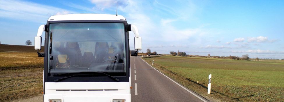 © Fotolia Weißer Bus auf einer Straße