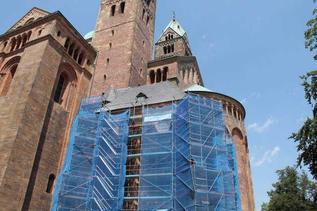 Ein Baugerüst steht außen am Dom an der gotischen Sakristei