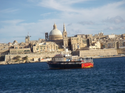 Blcik vom Meer auf die Stadt La Valette auf Malta mit der Kuppel der Kathedrale in der Mitte.