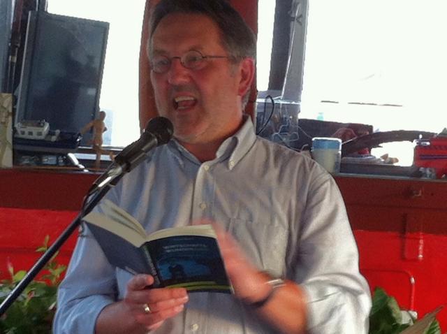 Rainer Moritz liest aus seinem Buch vor