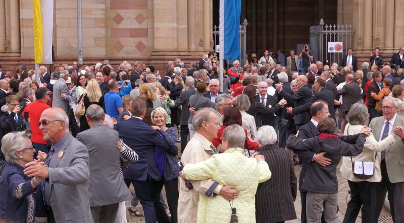 Tanzende Menschen vor dem Speyerer Dom