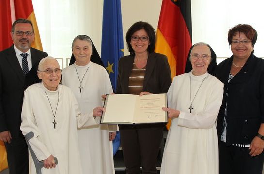 Die Ministerpräsidentin überreicht das vom Bundespräsidenten verliehene Verdienstkreuz erster Klasse des Verdienstordens der Bundesrepublik an die Speyerer Ordensschwestern Irmina Radke und Fatima Schmitt