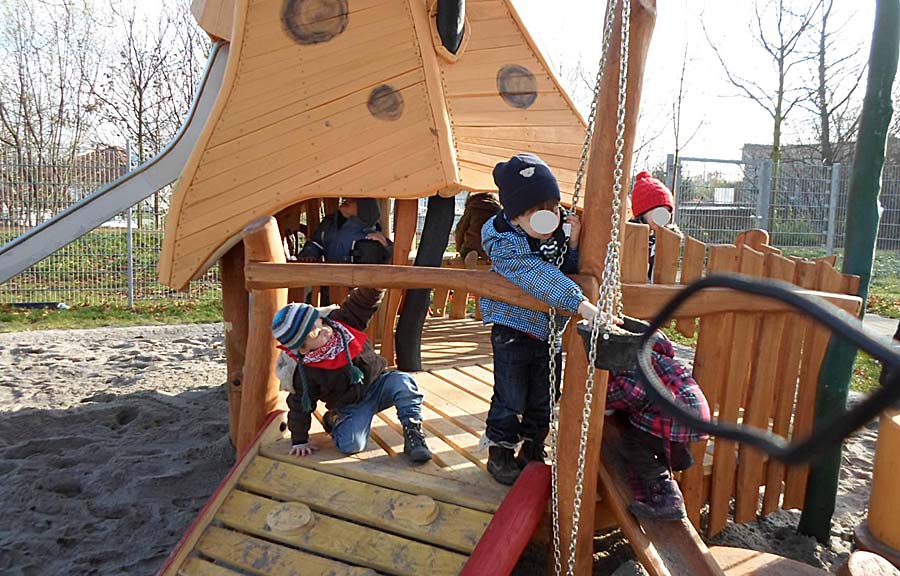 Kinder spielen im Bach