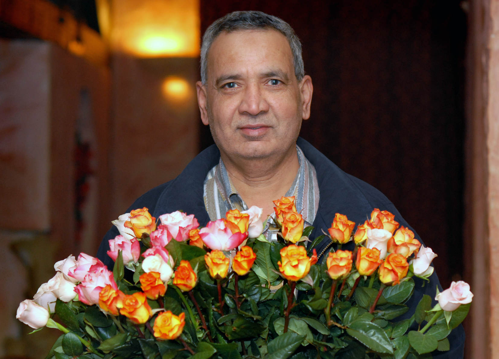 Rashid mit einem großen Strauß Rosen, © Klaus Landry