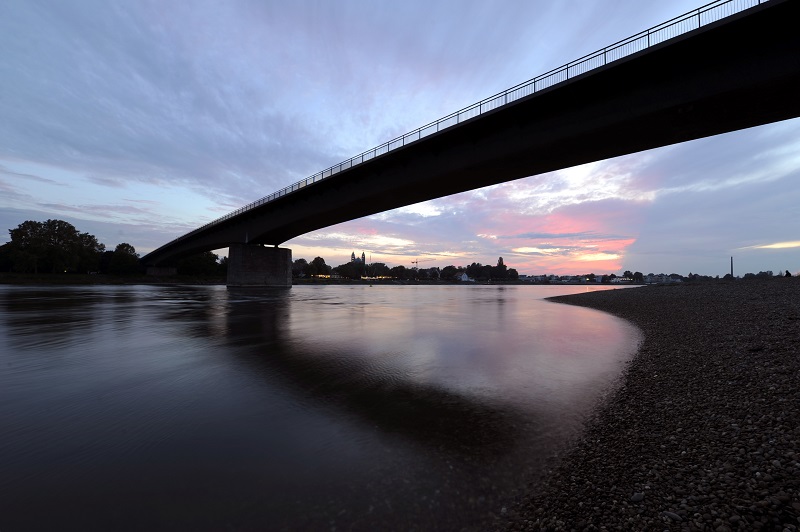 Die Salierbrücke in der Abenddämmerung, Foto © Klaus Venus