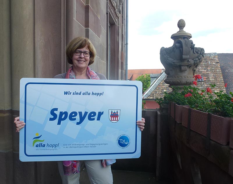 Bürgermeisterin Monika Kabs mit dem Alla-hopp Schild auf dem Stadthausbalkon, © Stadt Speyer