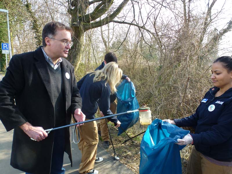 Umweltdezernent Frank Scheid sammelt am Dreck-Weg-Tag gemeinsam mit den Sea Life-Mitarbeitern wilden Müll. © Stadt Speyer