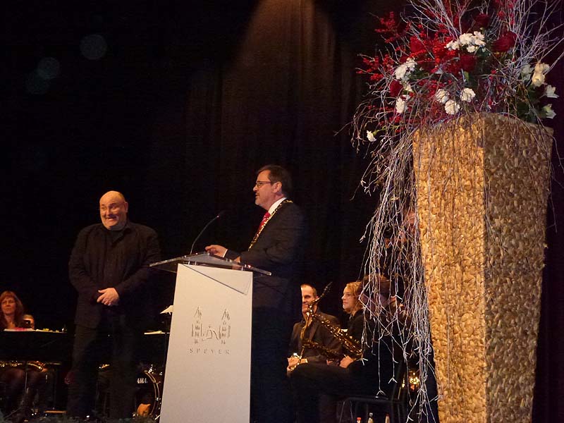 Oberbürgermeister Hansjörg Eger dankt Klaus Gehrlein als Leiter der Blue Bird Bigband, © Stadt Speyer