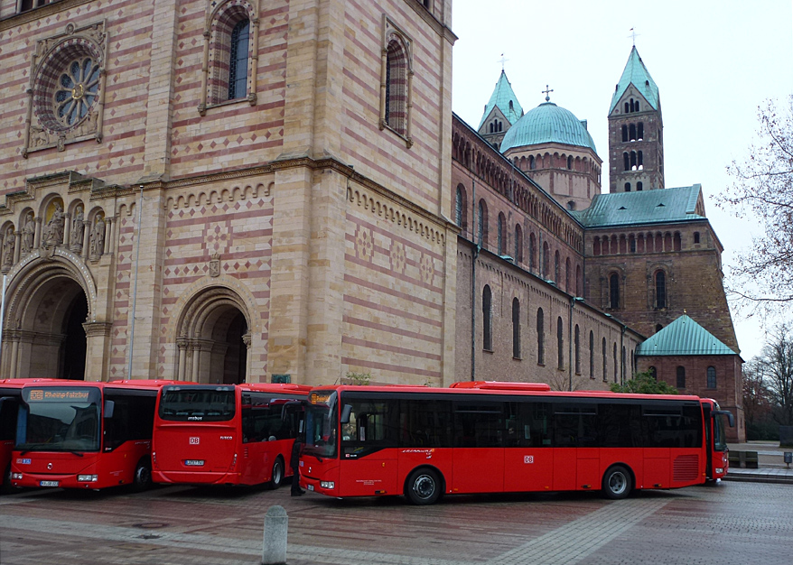 Startschuss für das neue Buskonzept vor dem Dom