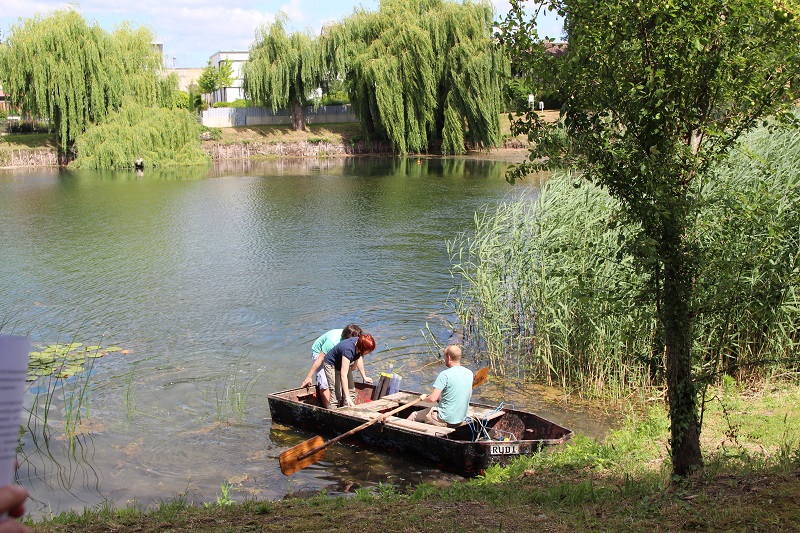 Expertenteam der Universität Koblenz-Landau nehmen Wasserproben, Foto © Stadt Speyer