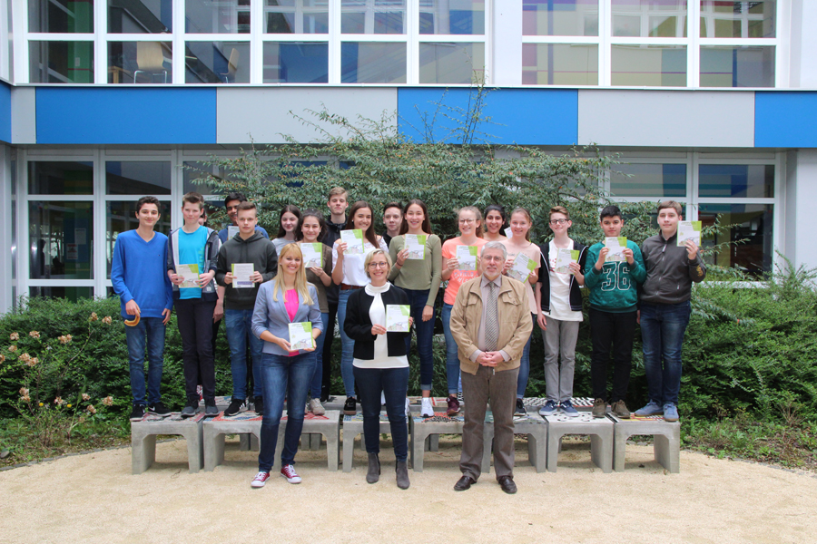 Klasse 8a des Hans-Purrmann-Gymnasium präsentiert ihren Flyer zu Nachhaltigkeit, vorne von links: Referendarin Karin Back, Beigeordnete Stefanie Seiler, Schulleiter Dr. Joachim P. Heinz © Stadt Speyer