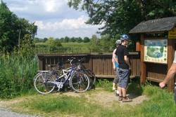 Viele Infotafeln entlang des Radwegs