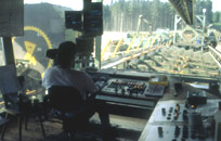 Arbeiter in einem Sägewerk; Bild: Archiv Landesforsten Rheinland-Pfalz