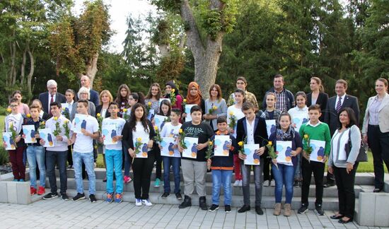 45 Schülerinnen und Schüler, die Türkisch als Herkunftssprache sprechen und ihre Sprachkenntnisse im Rahmen des Projektes „Stipendien für Schüler/innen zum Erwerb von telc-Zertifikaten Türkisch“ unter Beweis gestellt haben, bekamen jetzt ihre Zertifikate